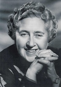 Agatha Christie Zdroj: https://www.bux.cz/autori/566-agatha-christie.html